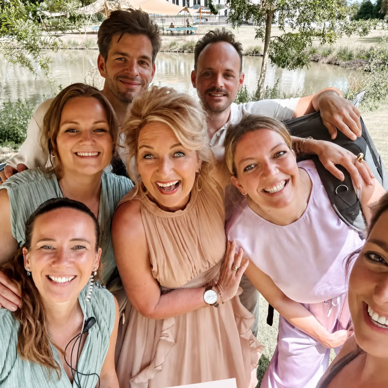 Nick samen met gasten en het team op een bruiloft